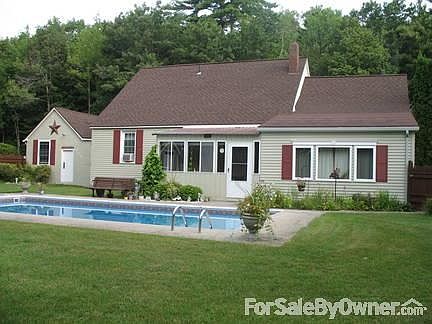 Fenced yard with room for a barbeque. Nicely landscaped with perennials.