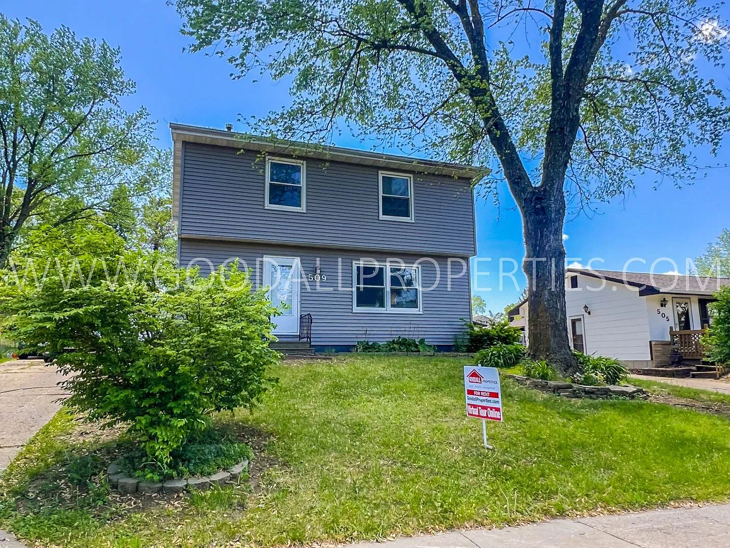 Price Reduction!! 4 bedroom home in Des Moines with a 2 car garage and fenced in backyard — Photo 1