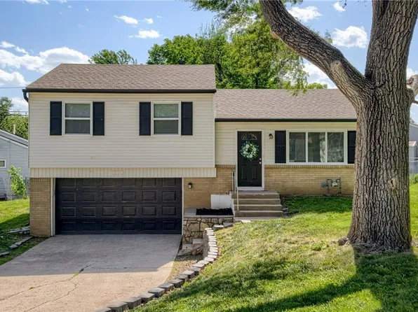 3200 Queen Ridge Dr, Independence, MO 64055