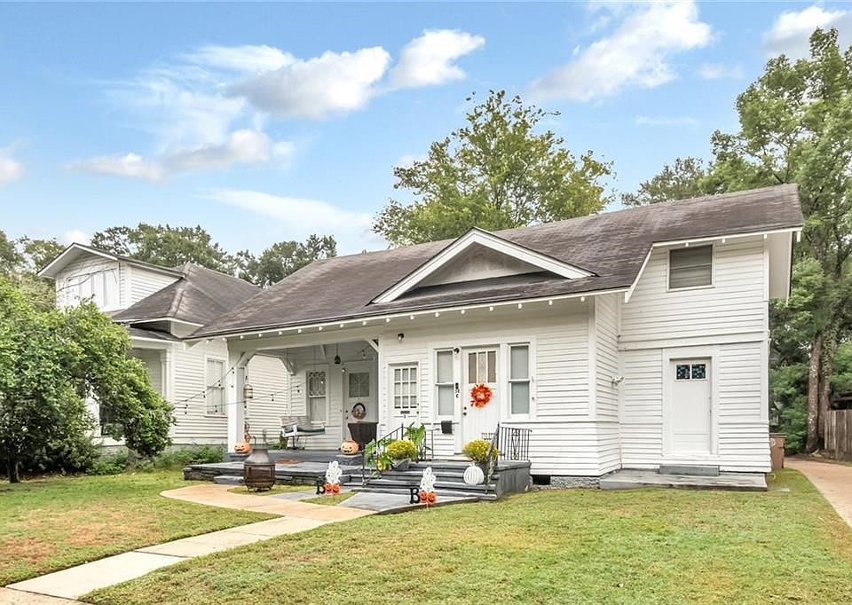 View of front of property featuring a front yard