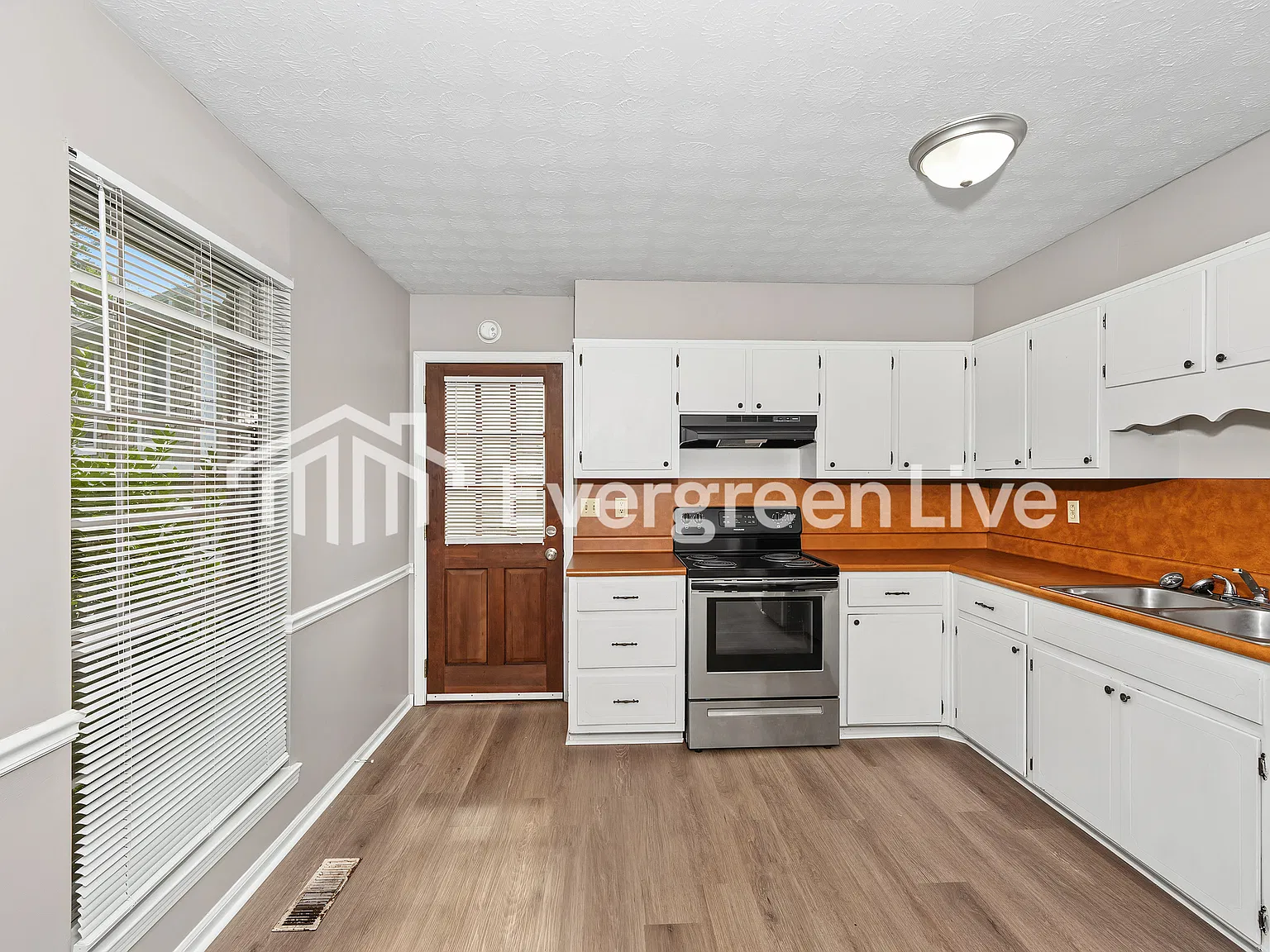 3 bed, 1.0 bath, 1300 sqft, $1,295 — Photo 4