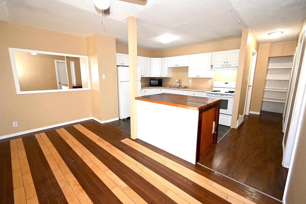 Building Photo - 2428 Oak St #A