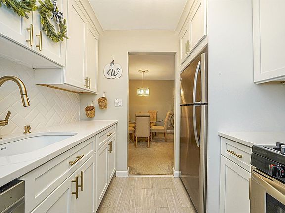 5th image of 15 Fairharbor Dr