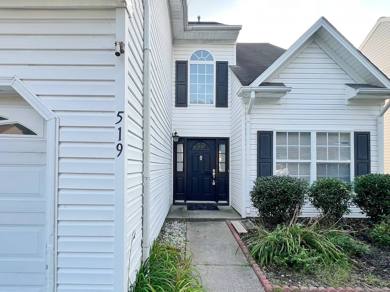 4 bed, 2800 sqft, $2,900 — Photo 2