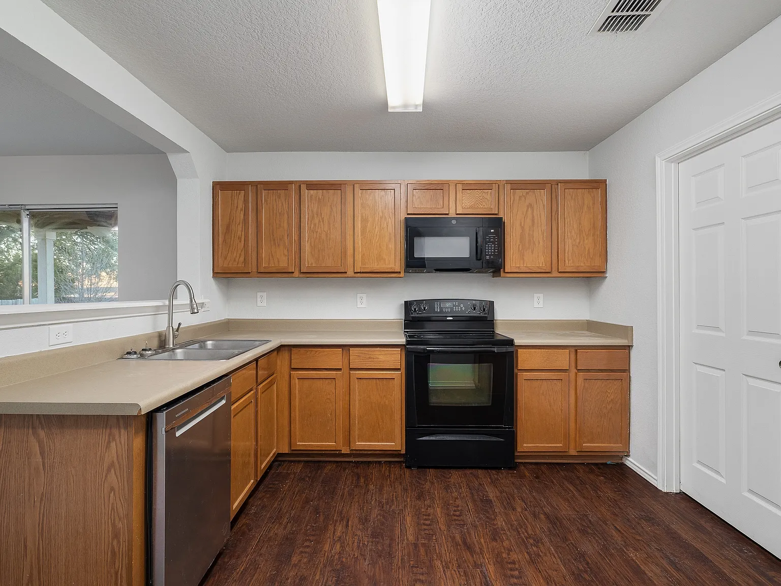 3 bed, 2.5 bath, 1812 sqft, $1,850 — Photo 4