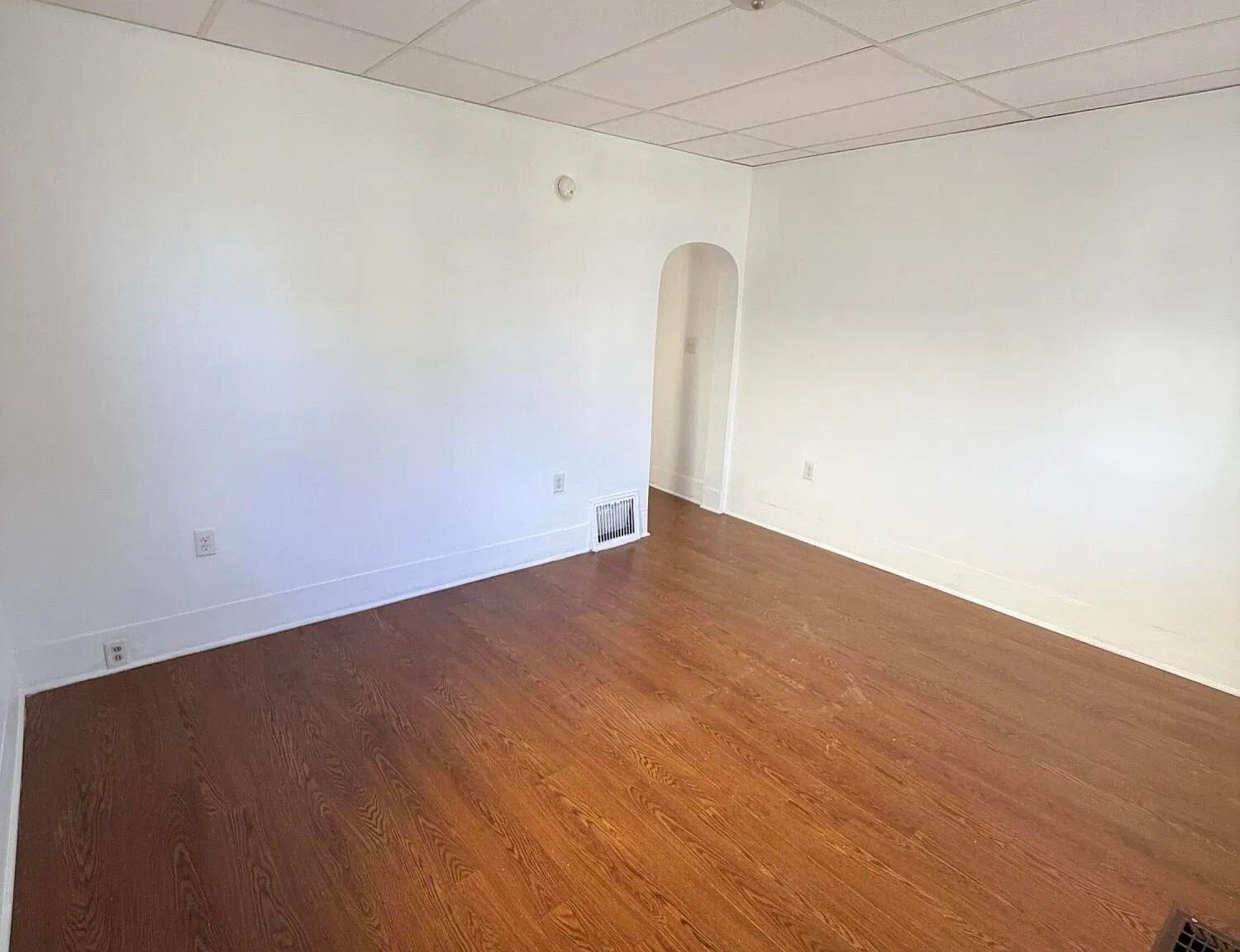 3 bed, 1.0 bath, 1300 sqft, $1,400 — Photo 2