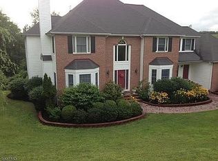 10 Wolfe Run Ct, Long Valley, NJ 07853