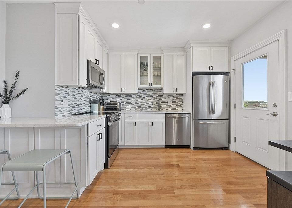 1st image of 214-216 E Eagle St #5
