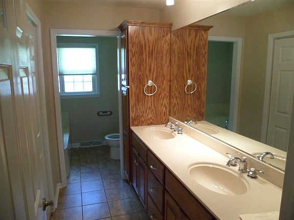 4th image of 1704 Melrose Dr