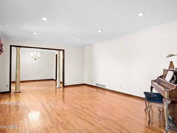 4th image of 825 Greenwich Dr