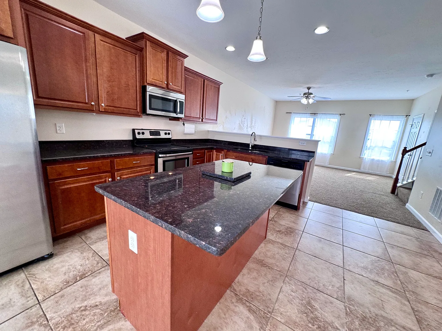 3 bed, 2.5 bath, 1560 sqft, $1,950 — Photo 2