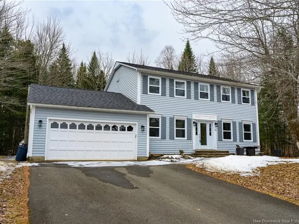 10 Lynx Ln, Hanwell, NB E3C 1M9