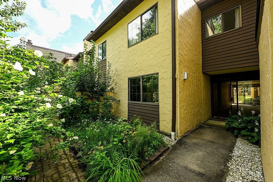 1st image of 879 Hampton Ridge Dr