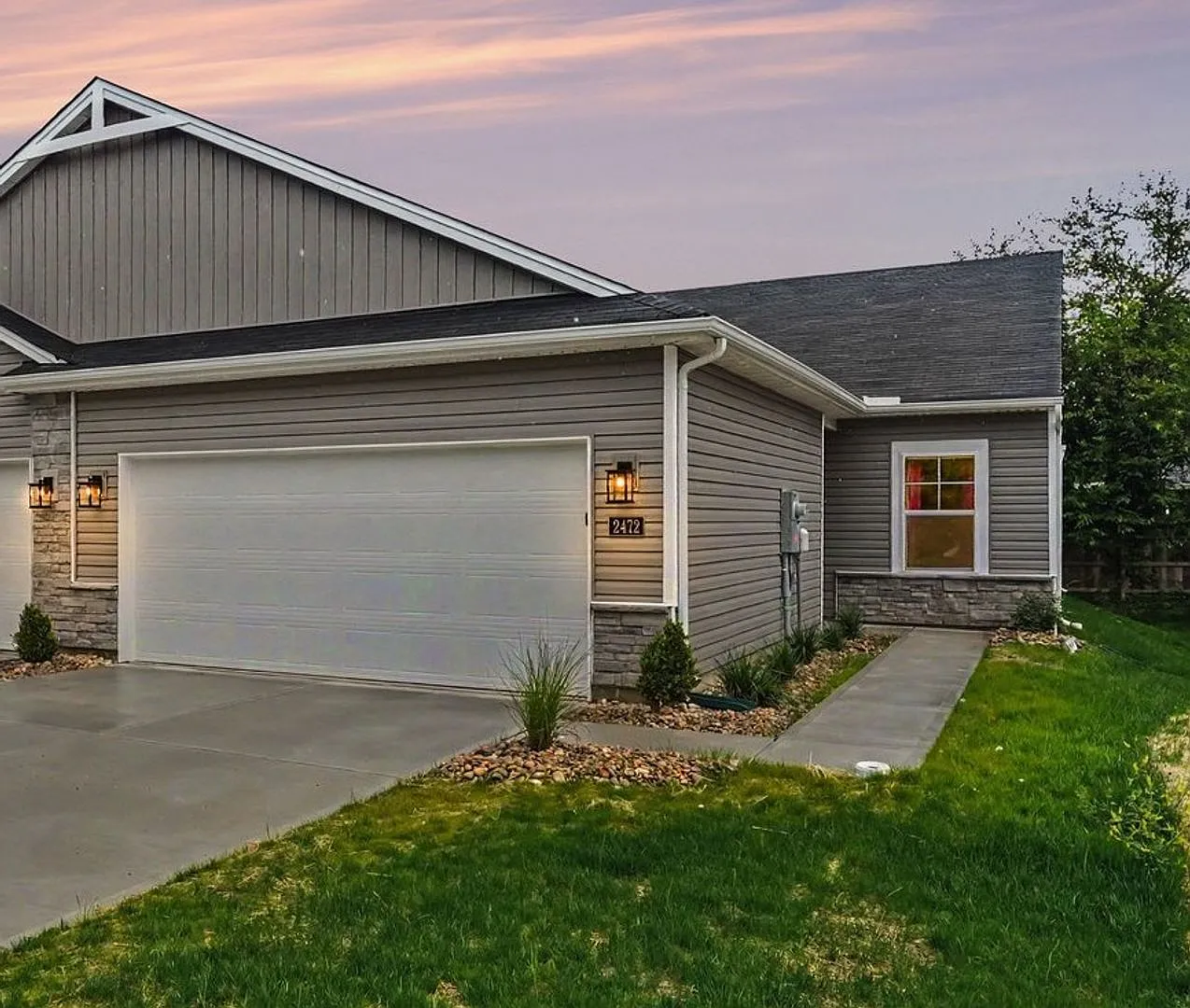 Stylish 2 Bedroom Duplex | Garage + Fast Wi-Fi — Photo 1