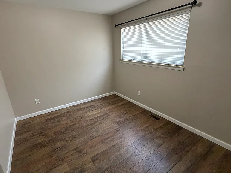 32200 Linderman Ave — Photo 10