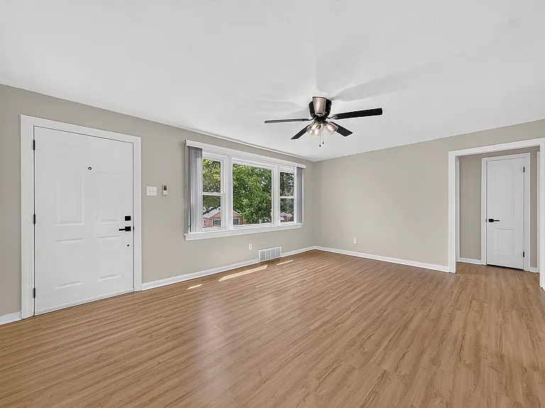 437 Warfield Ave — Photo 11