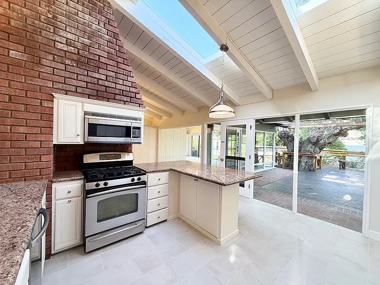 3562 Addison St — Photo 14