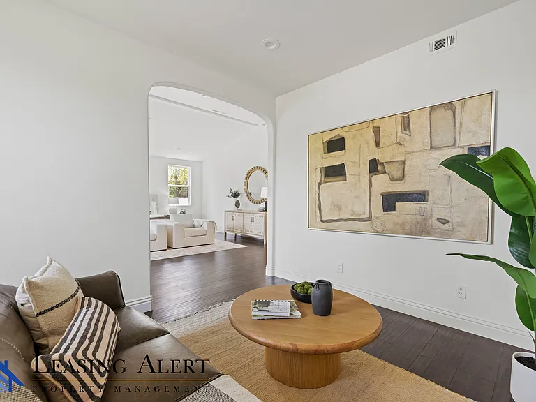 5011 Hayvenhurst Ave #5011 — Photo 35