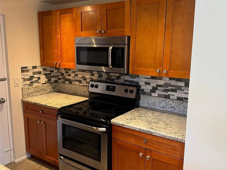 1407 NE 56th St #201 — Photo 4
