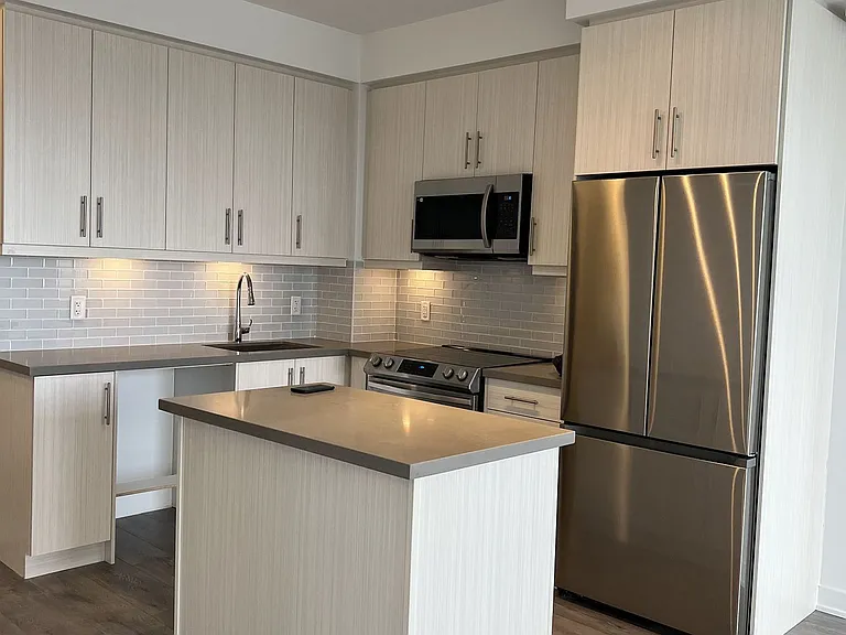 105 Oneida Cres #LPH06 — Photo 1