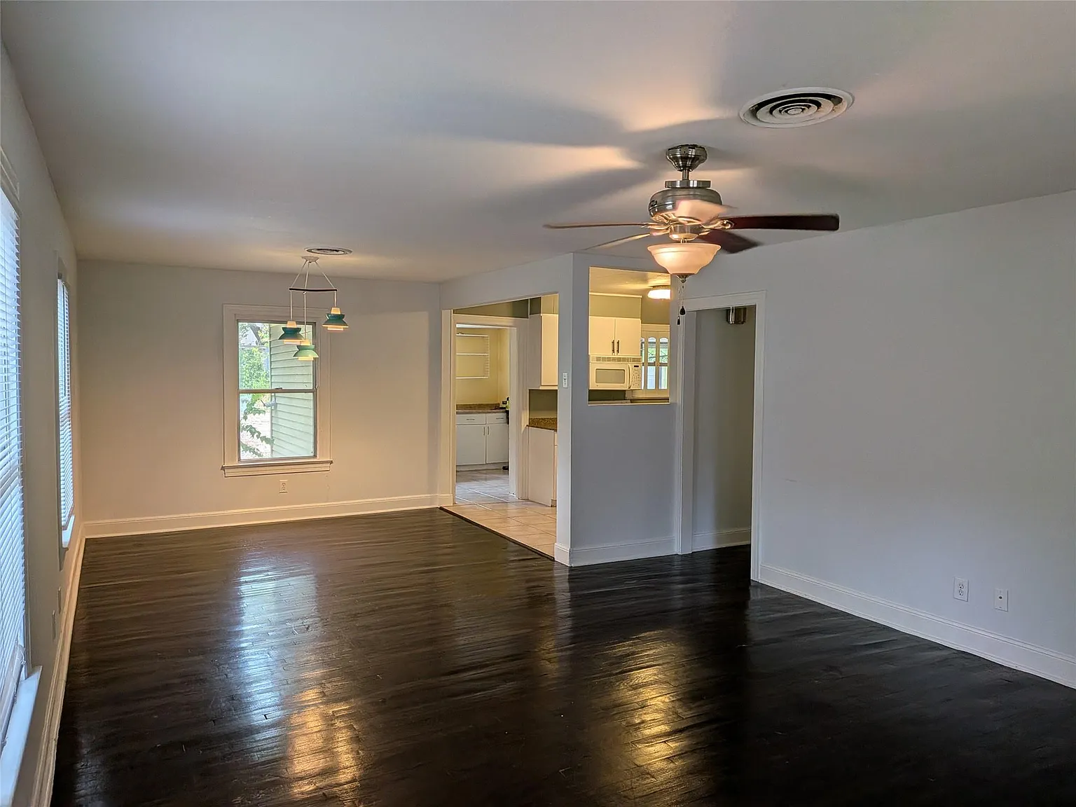 3 bed, 1.0 bath, 1308 sqft, $2,475 — Photo 2