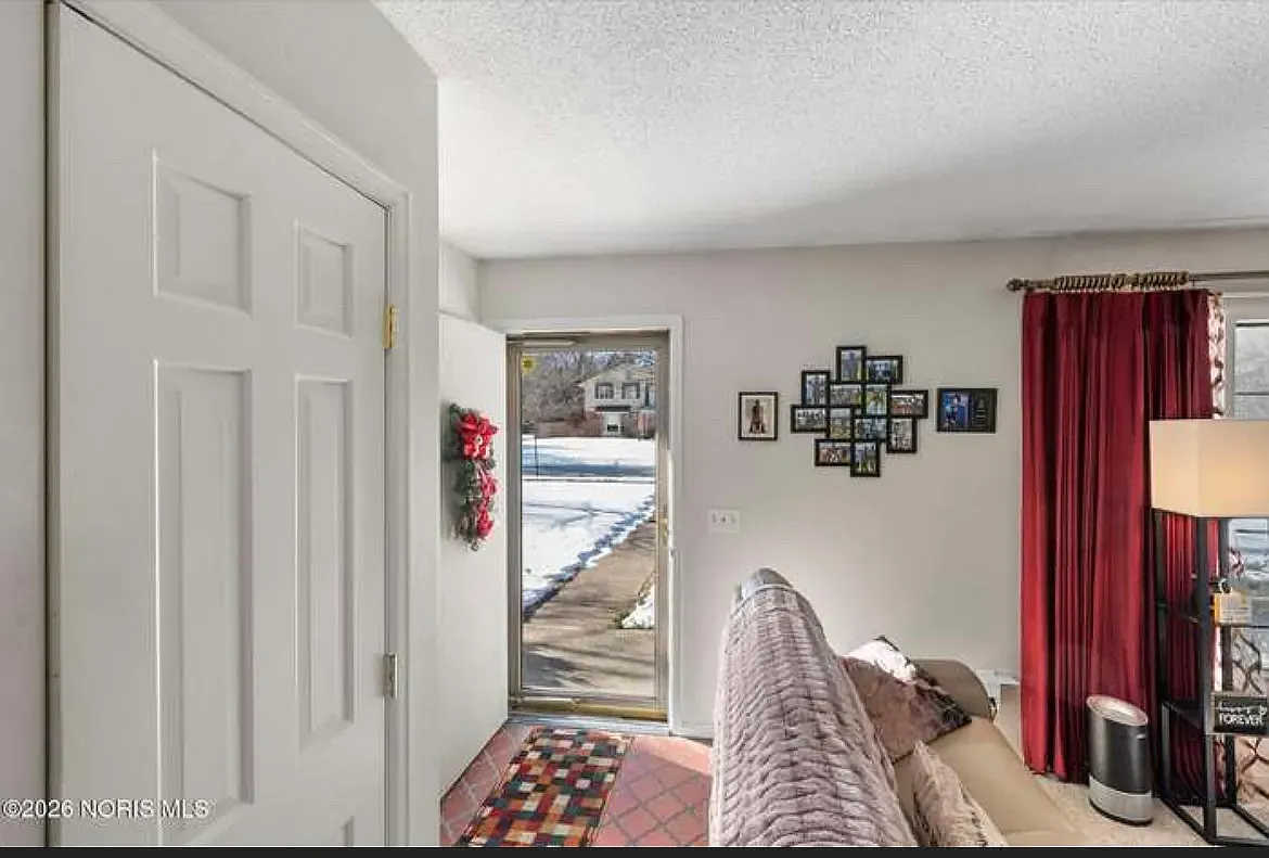 5655 Cresthaven Ln — Photo 2