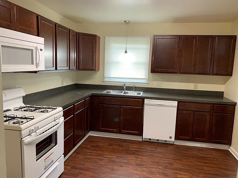 324 Westminster Ave — Photo 3