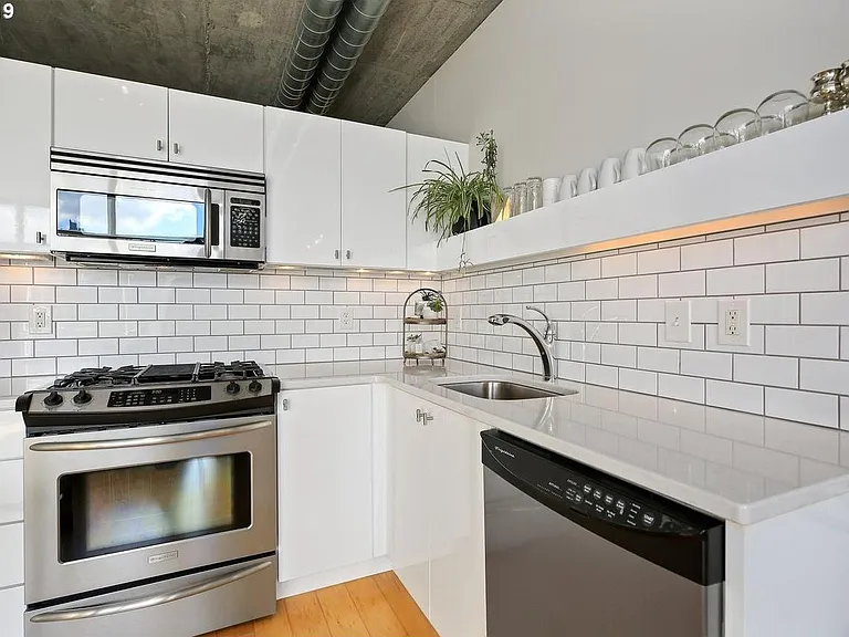 1926 W Burnside St #914 — Photo 11