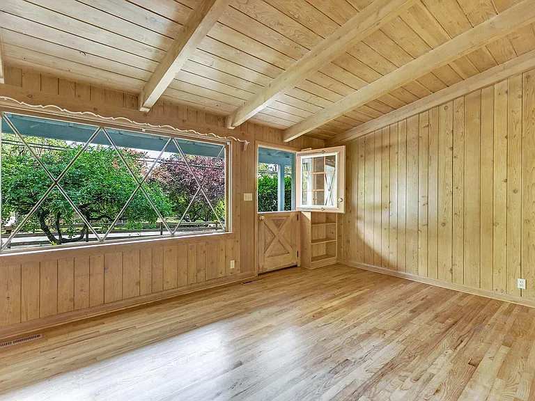 110 Laurel St — Photo 3