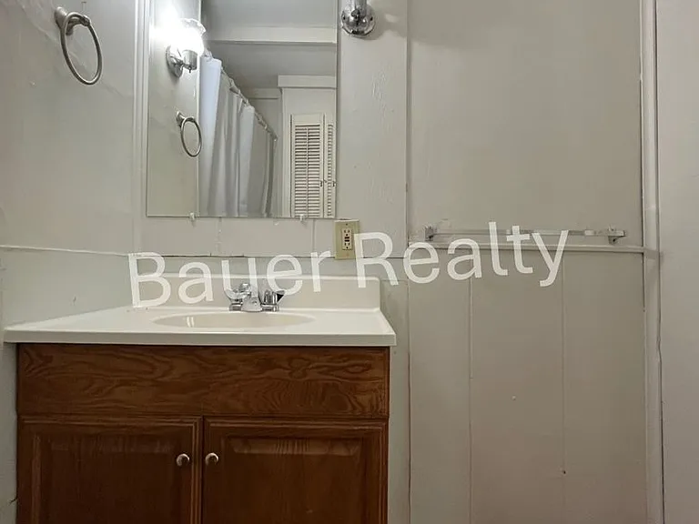 728 W 10th St — Photo 12