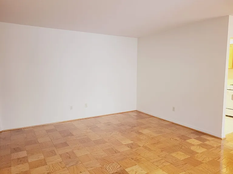 Columbia Courts Apartments — Photo 4