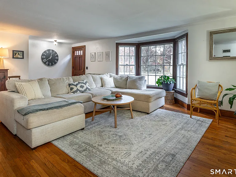 255 Woodbury Rd — Photo 3