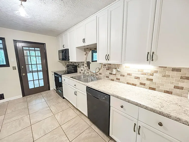 1642 Hillside St — Photo 10