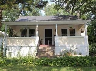 904 N Geyer Rd, Saint Louis, MO 63122