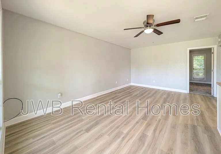 7815 Jasper Ave — Photo 4
