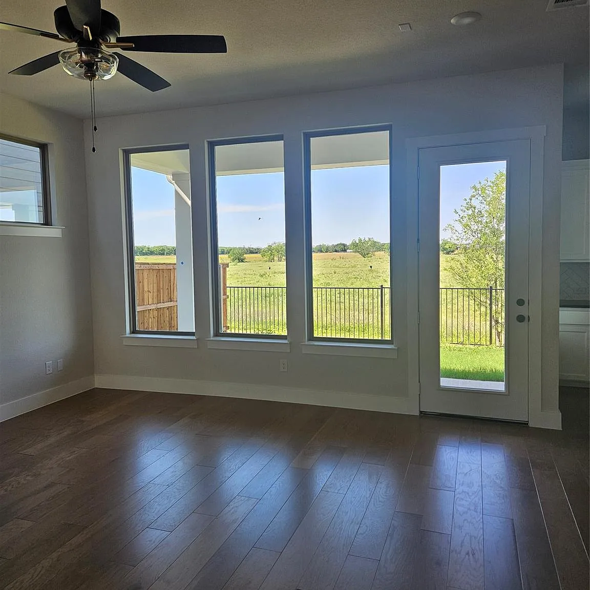 3 bed, 2436 sqft, $2,475 — Photo 4