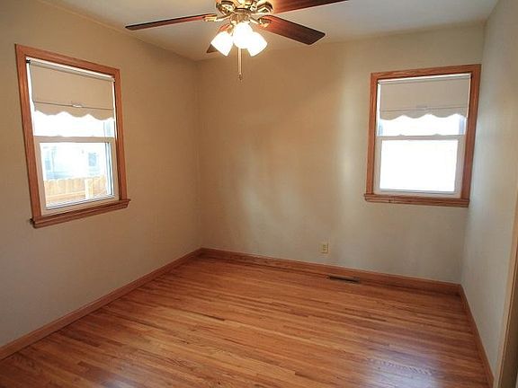 5th image of 1555 Gervais Ave E