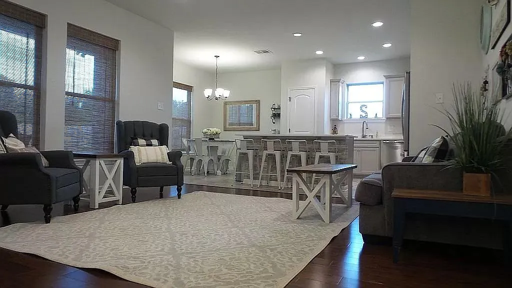 4 bed, 1885 sqft, $2,500 — Photo 2
