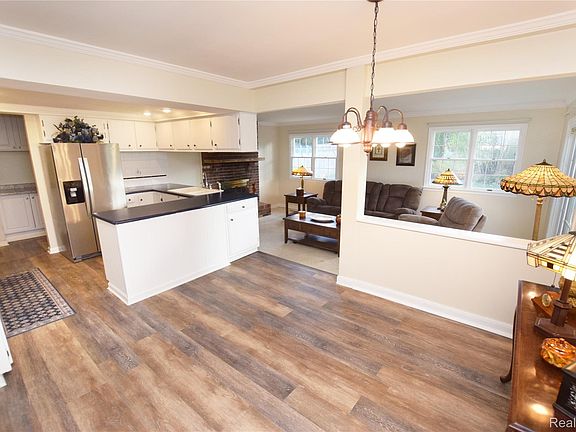 2nd image of 15489 Linden Rd