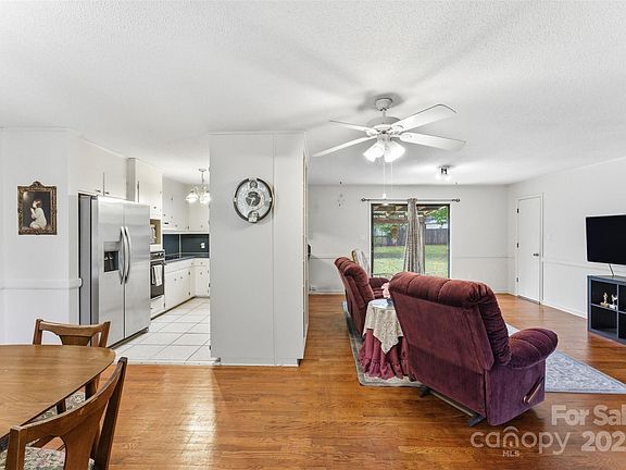 5th image of 215 Chadwick Dr