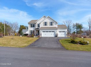 6 Madeleine Ln, Glenmont, NY 12077