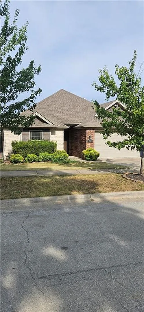 Nice Home Centrally Located in Fayetteville — Photo 1