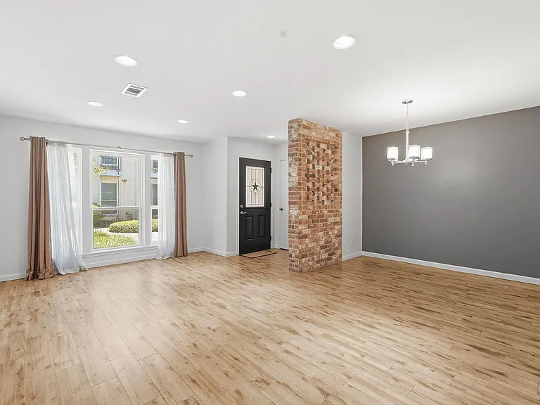 450 N Post Oak Ln — Photo 7