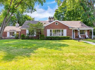 525 Lochmoor Blvd, Grosse Pointe Woods, MI 48236
