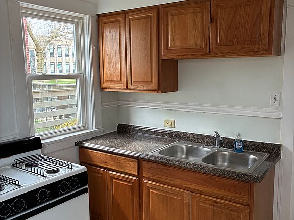 3rd image of 523 Raspberry St