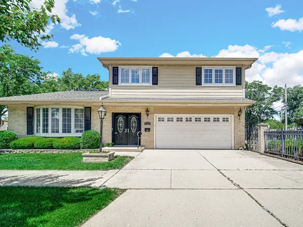 495 E Park Manor Ct, Elmhurst, IL 60126