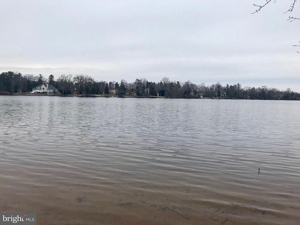 1st image of 155 Lakeshore Dr
