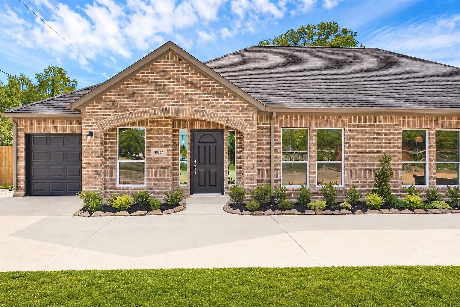 3 bed, 2.0 bath, 1200 sqft, $1,850 — Photo 1