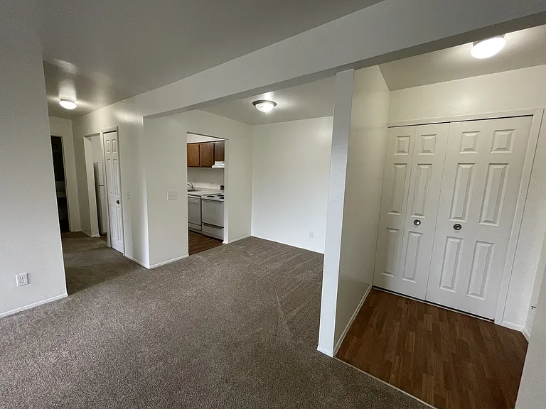 Windsor Place Apartments — Photo 52