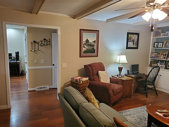 3rd image of 120 Circle Crest Dr